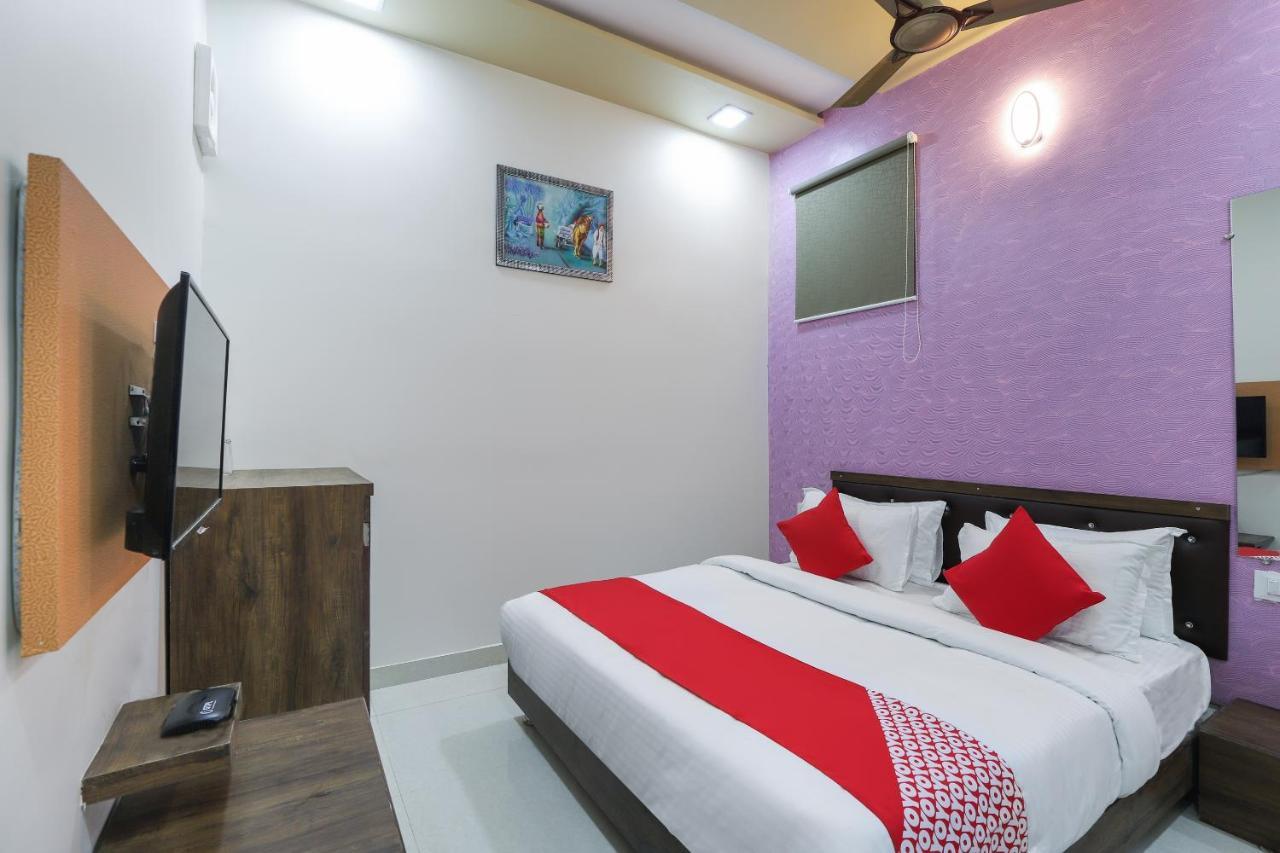 Oyo 47110 Hotel Royal Palace Naroda Exterior photo