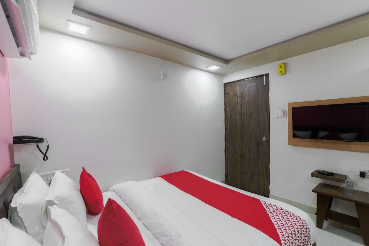 Oyo 47110 Hotel Royal Palace Naroda Exterior photo