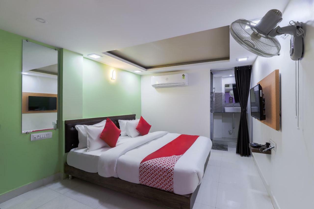 Oyo 47110 Hotel Royal Palace Naroda Exterior photo