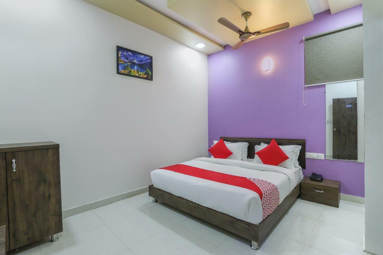 Oyo 47110 Hotel Royal Palace Naroda Exterior photo